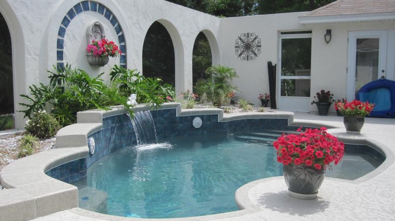 pictures of small backyard pools