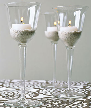 Using sands to hold the candle in crystal glass
